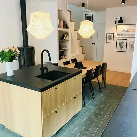 Maison Lumineuse De 100m2 Avec Jardin Et Parking. Villa Nanterre