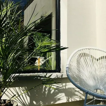 Villa Maison Lumineuse De 100m2 Avec Jardin Et Parking. *